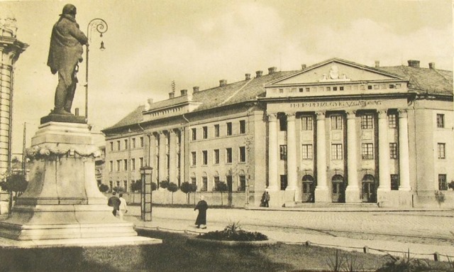 Bessenyei-szobor Bessenyei szobor 2