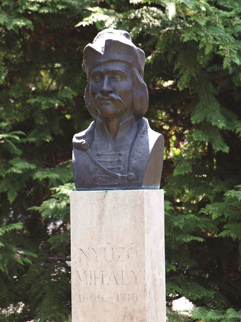 16. ujfeherto nyuzo mihaly mellszobor