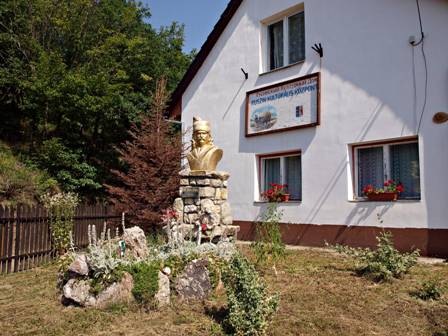 05. komloska rakoczi mellszobor