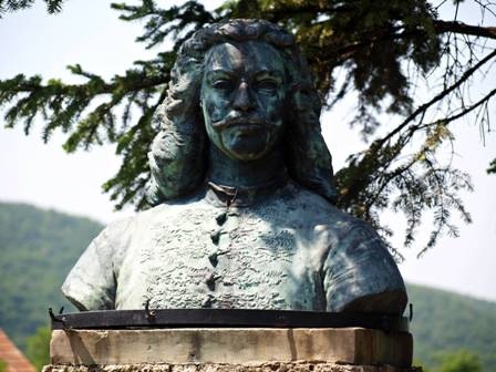 10. mogyoroska rakoczi mellszobor