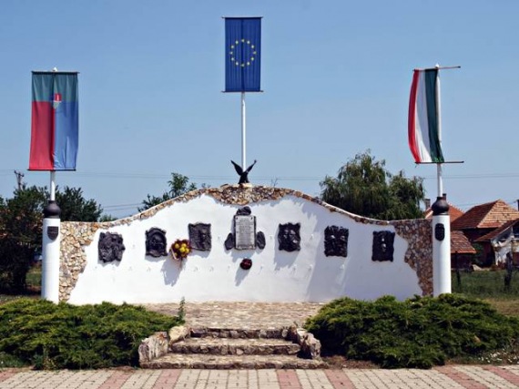 04. tiszatenyo tortenelmi emlekfal