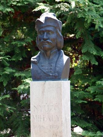 09. ujfeherto nyuzo mihaly mellszobor