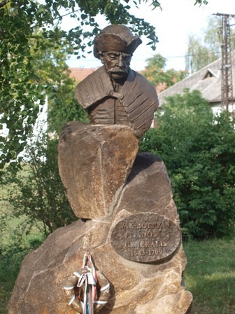 21. gyongyos vak bottyan szobor