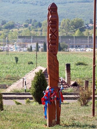 07. romhany szalagozo emlekoszlop