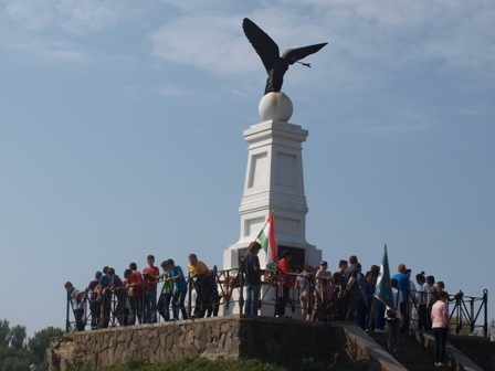 04. tiszaujlak turulos emlekmu diakokkal