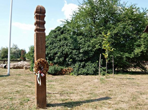 10. balatonakarattya rakoczi fa emlekoszlop