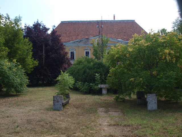03. Berkesz vay kastely foepulet elotti park