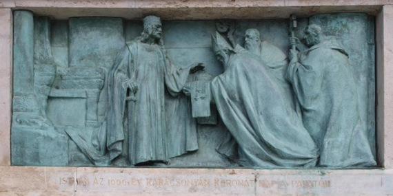 11. hosok tere szent istvan dombormu