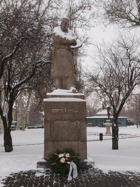 13. Nyiregyhaza Benczur szobor koszoruval