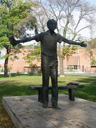 13. Vaci Mihaly szobor