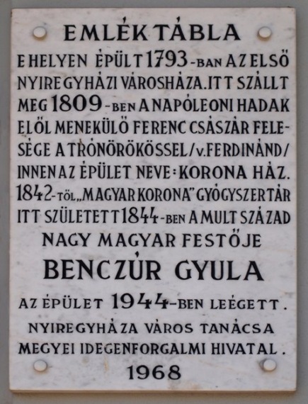 Az épület történetét összefoglaló emléktábla nyiregyhaza kossuth teri emlektabla
