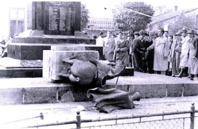 Az 1956 októberében ledöntött szobor... d8web